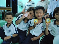 베트남 어린이들에게 전달된 천연비누