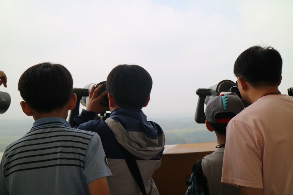 도라전망대에서 북한 땅을 바라보는 아이들